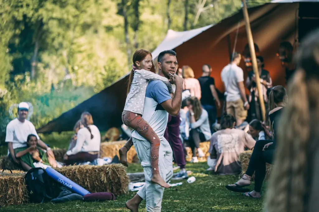 Oče in hči na festivalu